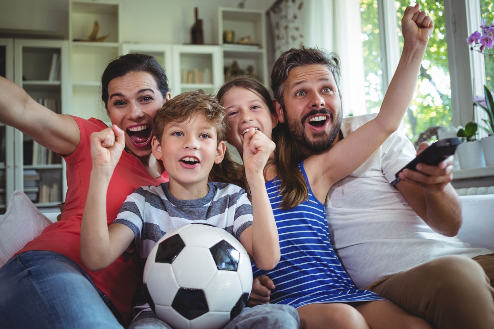 familia viendo el mundial de fútbol 2026 en el salón de su casa
