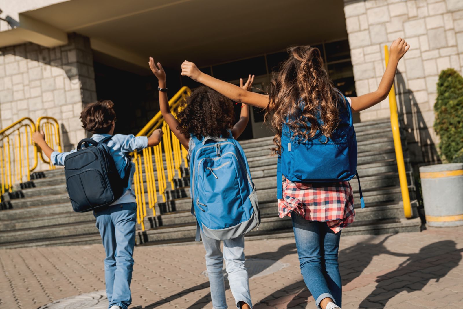 foto de tres chavales volviendo al colegio juntos
