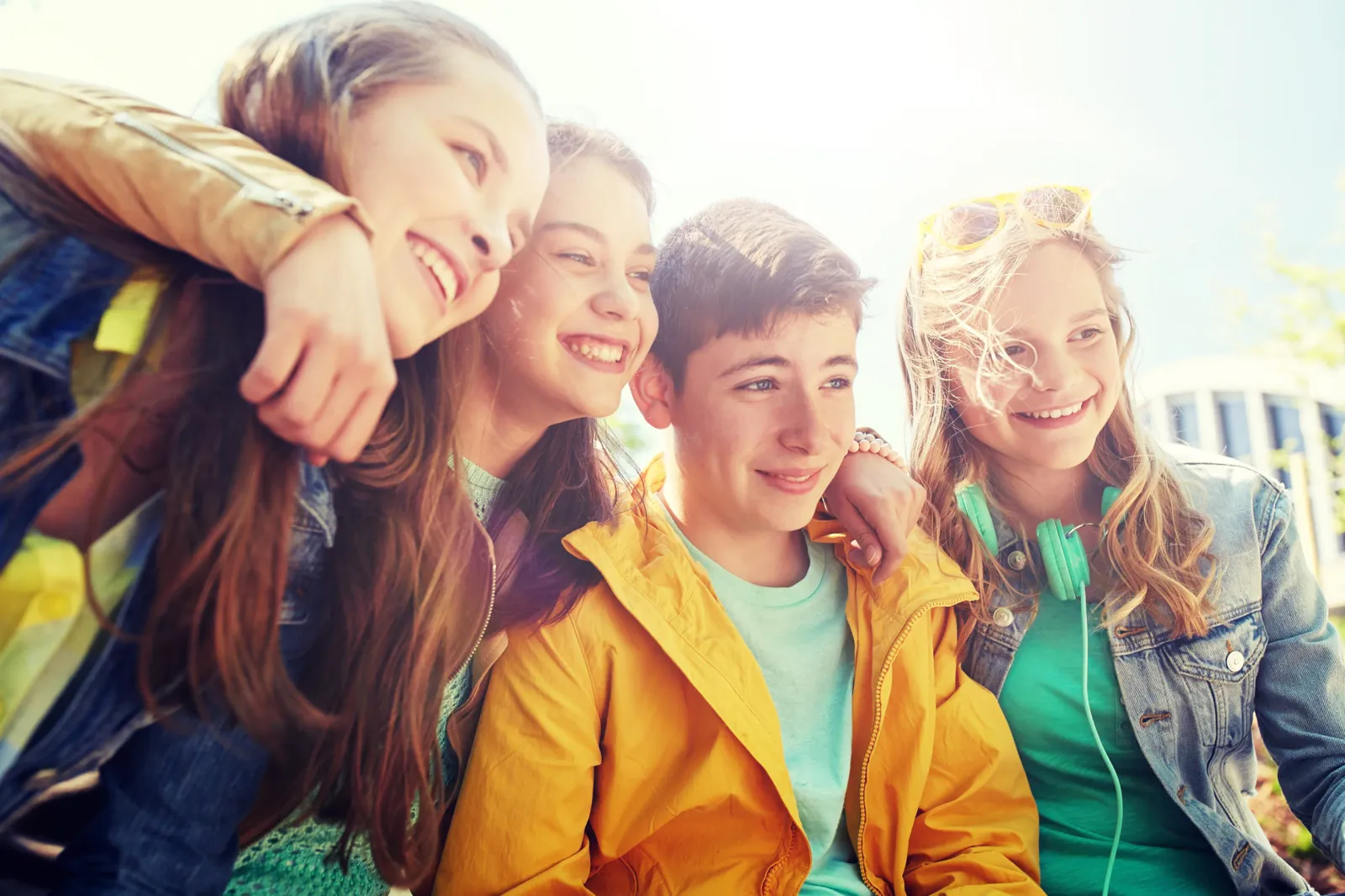 Grupo de preadolescentes disfrutando de su primer día de independencia, con la tranquilidad de estar conectados con sus familias mediante ēllu