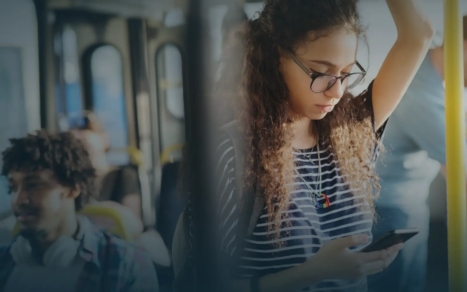 Adolescente comprobando su ubicación compartida en ellu mientras viaja en transporte público