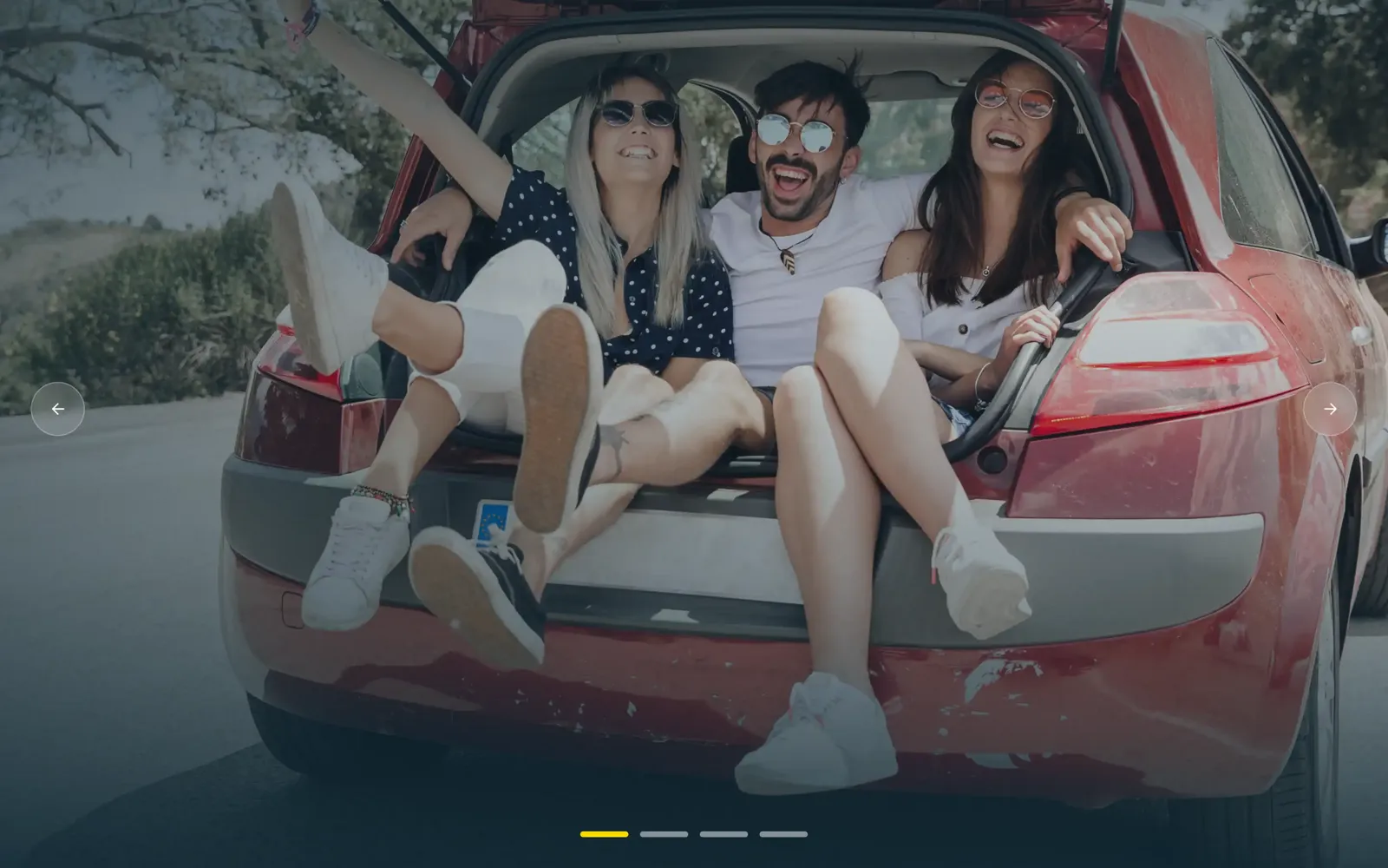 Grupo de amigos de viaje compartiendo su ubicación en tiempo real con ellu, app de localización familiar