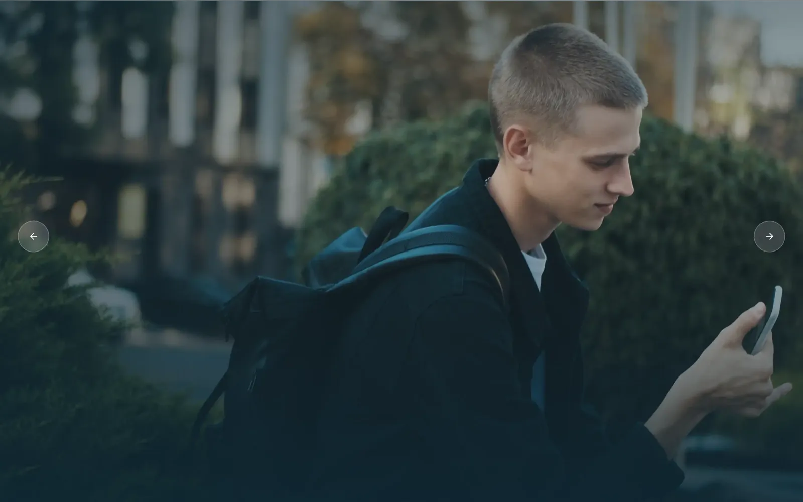 Joven con mochila consultando la app ellu para compartir su ubicación con su círculo de confianza
