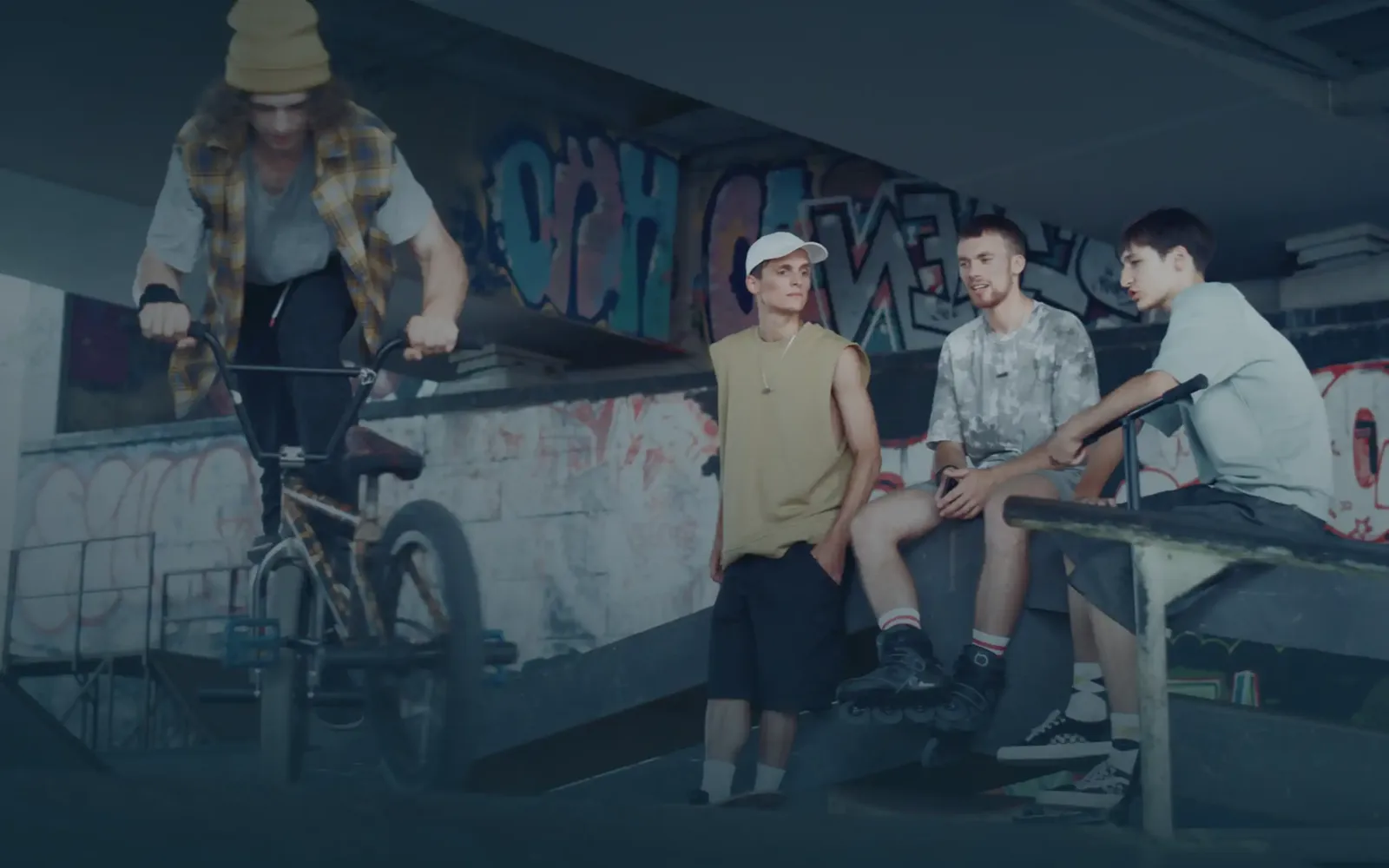 Grupo de adolescentes en skatepark, sus familias tranquilas gracias a ellu y su localización en tiempo real