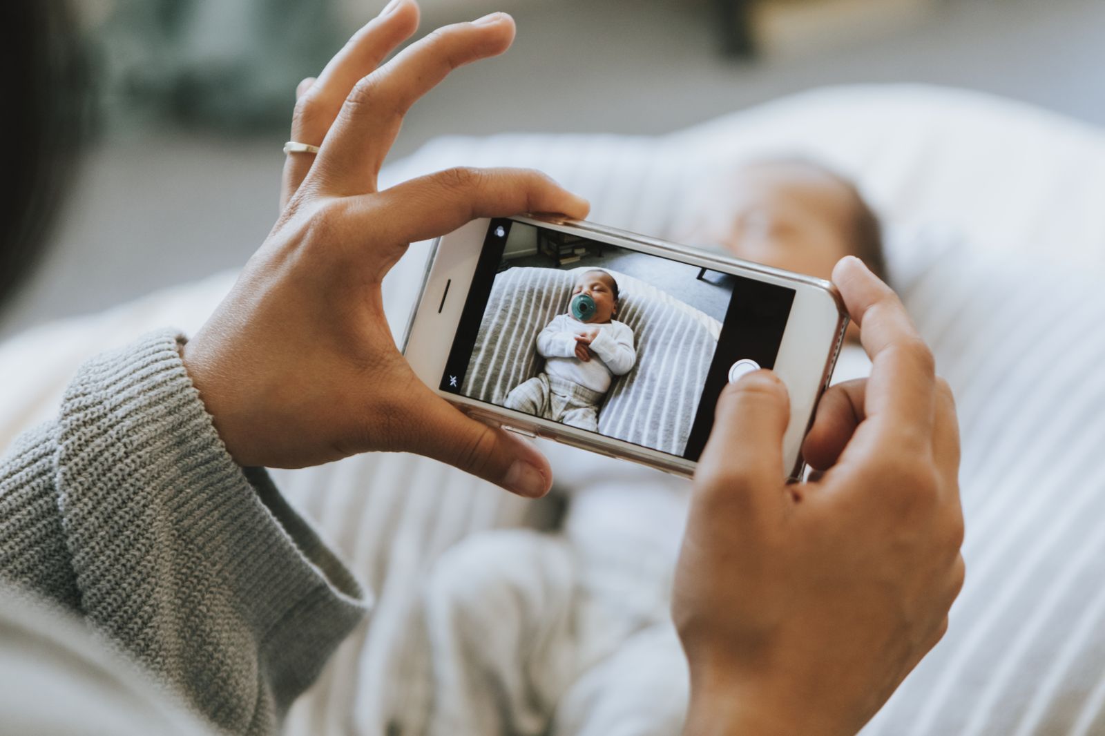 foto de una madre haciendo una foto a su bebe para subirla a redes sociales