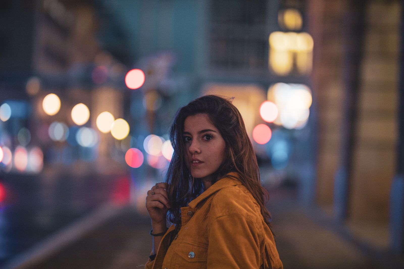 Adolescente volviendo a casa sola de noche  